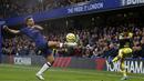 Bek Chelsea, Cesar Azpilicueta, berusaha menghalau bola tendangan bek Southampton, Ryan Bertrand, pada laga Premier League 2019 di Stadion Stamford Bridge, Kamis (26/12). Chelsea menyerah 0-2 dari Southampton. (AFP/Adrian Dennis)