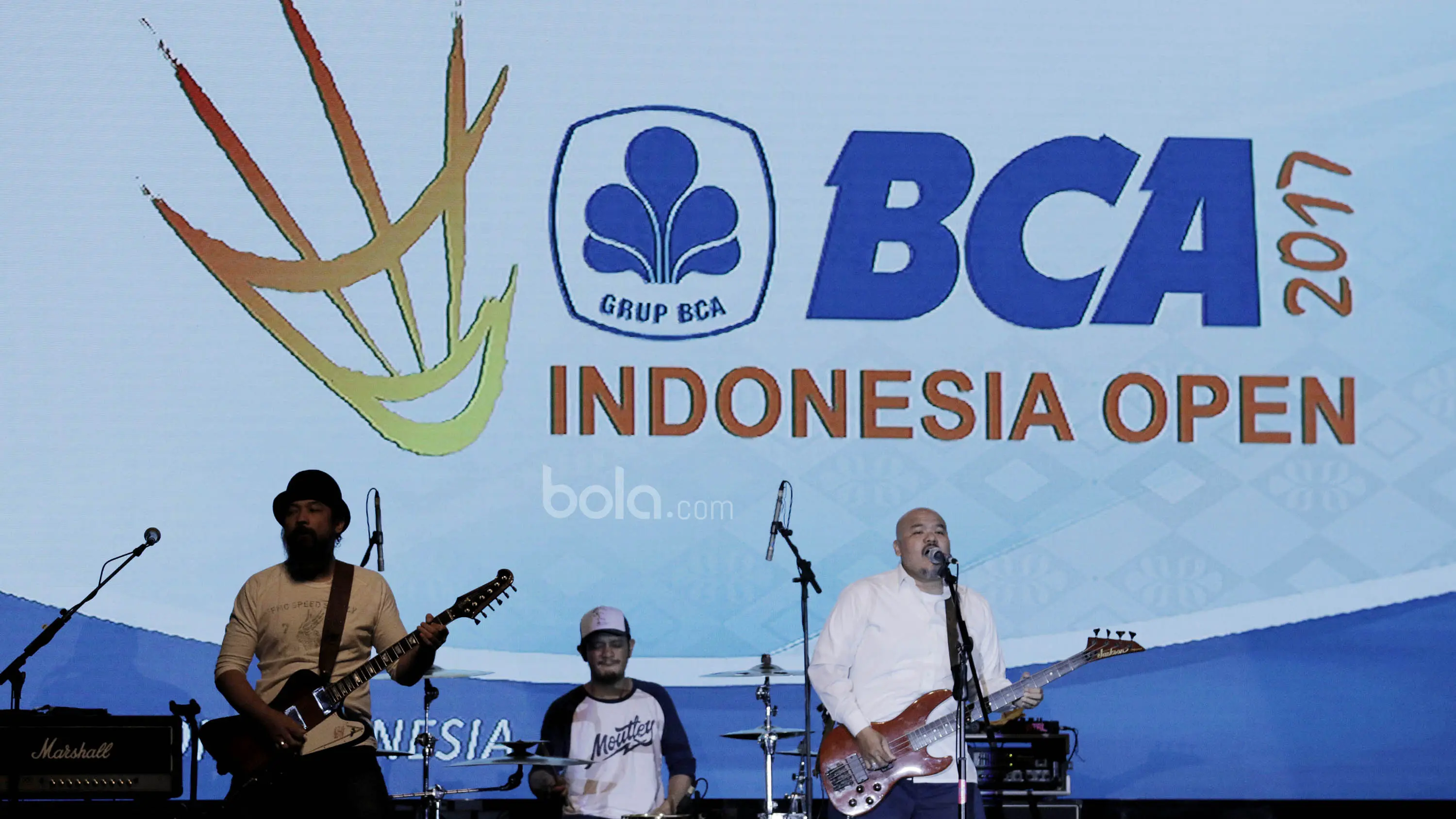 Band Netral, menghibur penonton Indonesia Open 2017 di JCC, Sabtu, (17/6/2017). (Bola.com/M Iqbal Ichsan)
