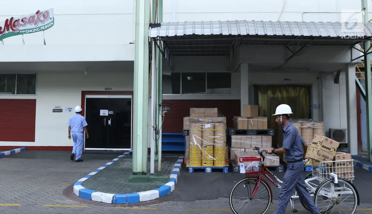 Pekerja melintasi pabrik proses pengemasan Masako di Pabrik Ajinomoto, Mojokerto, Jawa Timur, Kamis (29/11). PT Ajinomoto Indonesia terus berinovasi guna merambah pasar dengan beberapa produk baru. (Liputan6.com/Helmi Fithriansyah)