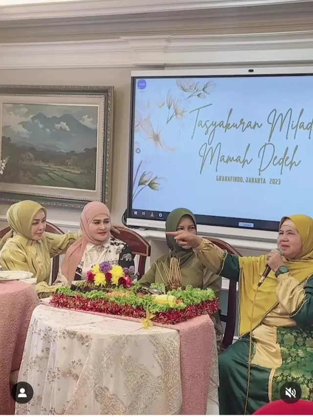 Potret Tasyakuran Milad Mamah Dedeh ke-72 dihadiri para artis (Foto: instagram lucky_resha/chintamiatmanagara)