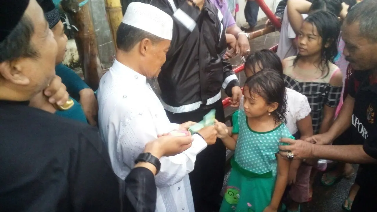 Tradisi Bagi-Bagi Uang Pengusaha Makassar di Pertengahan Ramadan