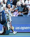 Naomi Osaka asal Jepang tiba untuk bertanding melawan Elena Rybakina dari Kazakhstan dalam laga tunggal putri babak 16 besar US Open di USTA Billie Jean King National Tennis Center, New York, 7 September 2026. (Leonardo MUNOZ/AFP)