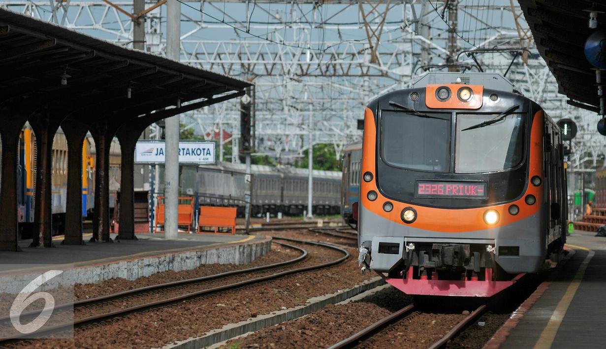 Dalam tahap uji coba, Perjalanan KRL Lintas Jakarta Kota - Tanjung Priok PP sementara hanya 3 kali dalam sehari, Jakarta, Senin (21/12). Keberangkatan Stasiun Jakarta Kota berangkat pada pukul 11.40 WIB,13.05 WIB dan 14.25 WIB. (Liputan6.com/Yoppy Renato)