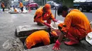 Antisipasi banjir, Pemprov DKI Jakarta rutin melakukan pengerukan saluran air di wilayah Jakarta, Selasa (3/11/2015). Gubernur Ahok memfokuskan pengerukan pada saluran air yang tertutup beton. (Liputan6.com/Yoppy Renato)