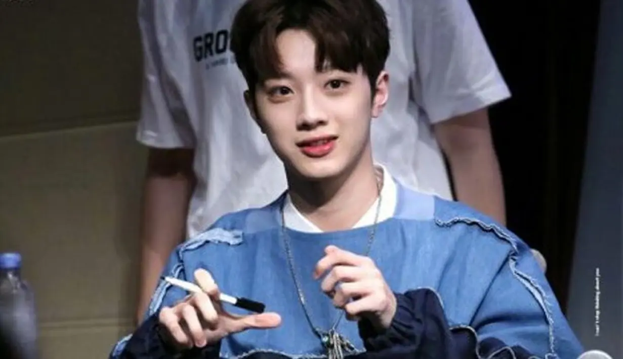 Hal itu dikarenakan Lai Guanlin terlalu pendiam dan tak cocok dengan teman-teman sekelasnya. (allkpop)
