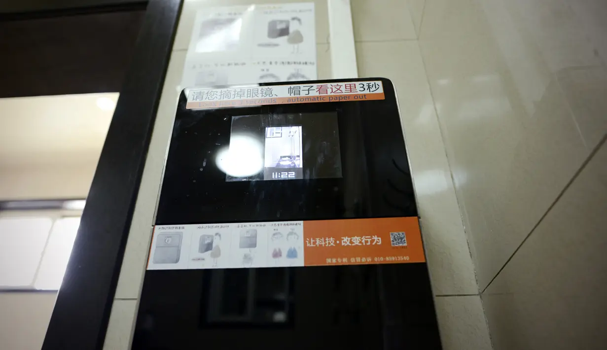 Sebuah dispenser tisu dengan kamera yang mampu mengenali wajah terpasang di toilet umum Temple of Heaven, Beijing, China, Selasa (21/3). Setiap pengunjung toilet dibatasi mendapatkan tisu sepanjang 60 cm dalam 10 menit sekali. (WANG Zhao/AFP)