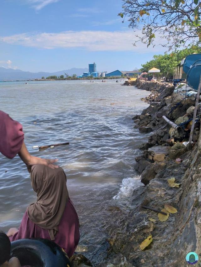 Wanita Ini Minta Foto Tangannya Diedit Pindah Depan, 8 Hasilnya Bikin Enggak Habis Pikir