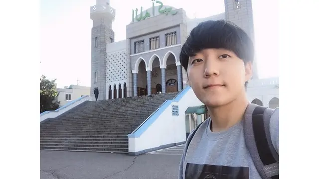 7 Potret Jay Kim, Vlogger Korea yang Resmi Jadi Mualaf dan Ubah Nama