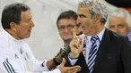 Pelatih Afrika Selatan Carlos Alberto Parreira (kiri) berbicara dengan pelatih Prancis Raymond Domenech seusai laga penyisihan Grup A PD 2010 di Free State Stadium, Bloemfontein, 22 Juni 2010. Prancis kalah 1-2. AFP PHOTO / GIANLUIGI GUERCIA 