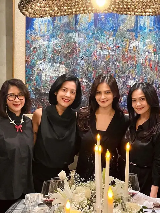 Novita Angie hadir mengenakan kemeja sleeveless hitam dipadukan celana panjang warna serasi. Tampilannya dilengkapi dengan kalung mutiara dengan liontin pita. [@cuttaryofficial]