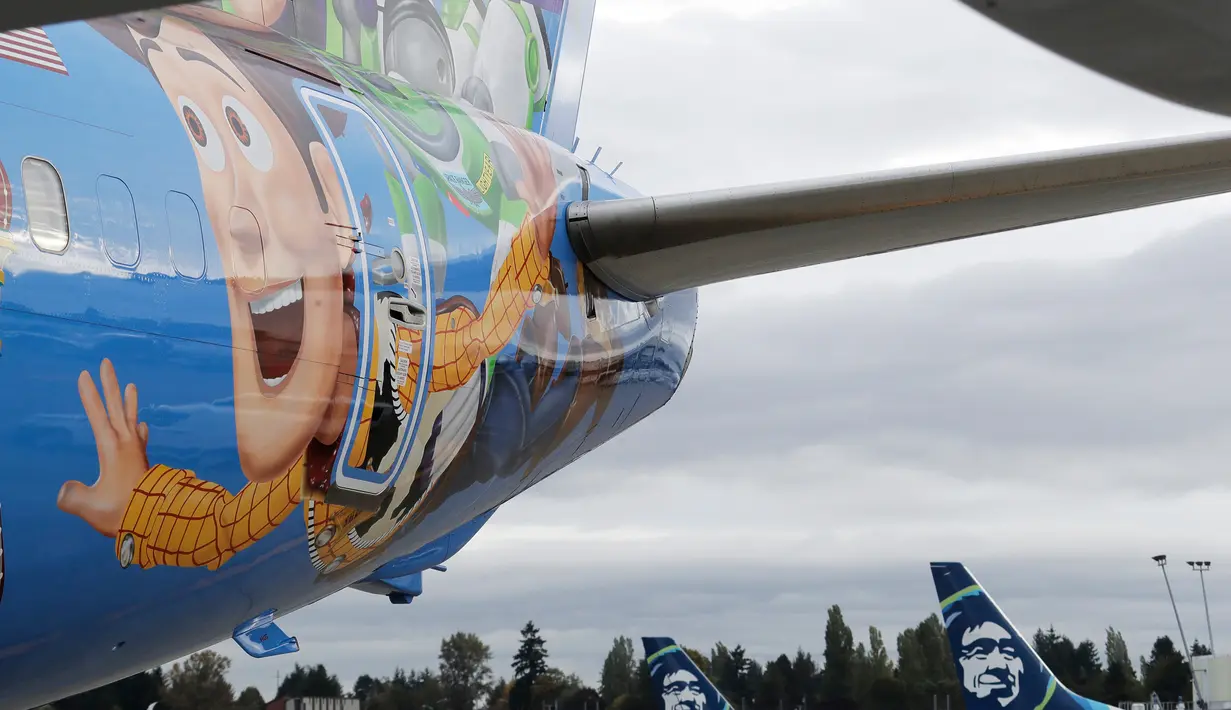 Ekor pesawat Alaska Airlines dicat dengan dengan tema khusus dari salah satu film yang diproduksi Pixar Animation Studios di Bandara Internasional Seattle-Tacoma, Seattle pada 7 Oktober 2019. Pesawat Boeing 737-800 milik maskapai tersebut menampilkan tokoh dari Toy Story. (AP Photo/Ted S. Warren)