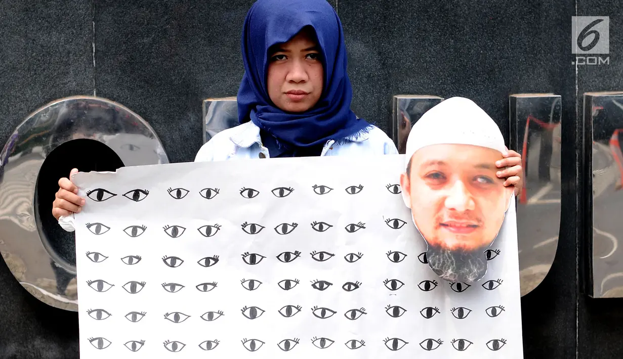 Siswa anti korupsi membentangkan gambar mata saat aksi teatrikal di depan Gedung KPK, Jakarta, Rabu (9/8). Mereka menuntut Presiden Jokowi segera membentuk TGPF untuk mengusut tuntas kasus yang menimpa Novel Baswedan. (Liputan6.com/Helmi Fithriansyah)