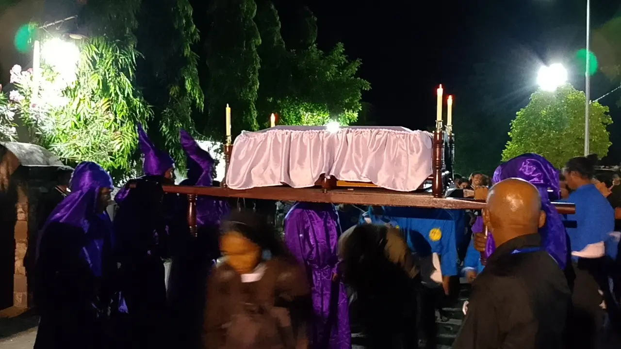 Umat Katolik di kabupaten Sikka, NTT saat khusyuk mengikuti prosesi Logu Senhor yang merupakan warisan Portugis (Liputan6.com/Ola Keda)