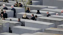 Ivanka Trump berbicang dengan pejabat setempat saat mengunjungi Memorial to the Murdered Jews of Europe di Berlin, Jerman (25/4). Tempat tersebut adalah sebuah memorial untuk mengenang orang-orang Yahudi korban pembunuhan oleh Nazi. (AP/Micheal Sohn/Pool)