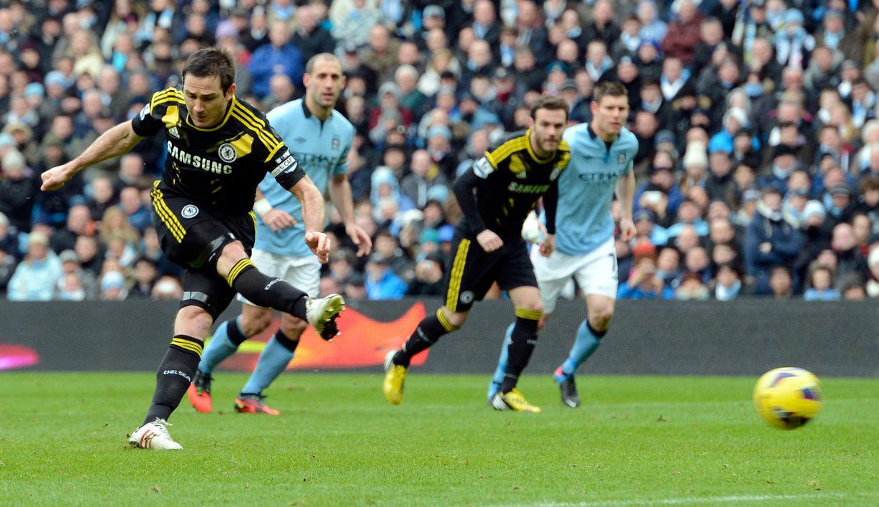 Frank Lampard. Eks gelandang tengah Inggris yang kini berusia 44 tahun dan telah pensiun pada Februari 2017 bersama New York City ini tercatat sebagai pemain Chelsea dengan torehan gol penalti terbanyak di Liga Inggris selama 13 musim membela Chelsea mulai 2001/2002 hingga 2013/2014. Ia total mencetak 41 gol dari titik penalti dari 48 kali kesempatan. (AFP/Paul Ellis)