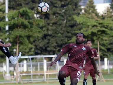 Pemain depan Persija, Addison Alves (kiri) berebut bola saat latihan resmi penyisihan Grup H Piala AFC 2018 melawan Johor Darul Takzim di Lapangan B Kompleks GBK, Jakarta, Senin (9/4). Laga akan digelar, Selasa (10/4). (Liputan6.com/Helmi Fithriansyah)