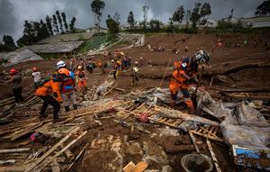 Tim penyelamat mencari korban tanah longsor di Desa Pasirlangu, Kecamatan Cisarua, Kabupaten Bandung Barat, Jawa Barat pada Minggu 25 Januari 2026. Jumlah korban meninggal dunia akibat bencana longsor di Desa Pasirlangu, Kecamatan Cisarua, Kabupaten Bandung Barat, bertambah. (Timur Matahari/AFP)