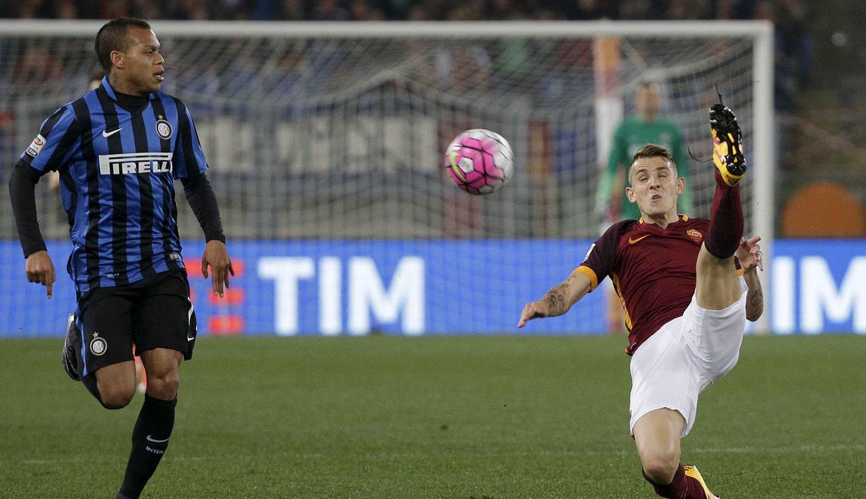 Pemain AS Roma, Lucas Digne menghalau bola dari kejaran pemain Inter Milan, Jonathan Biabiany  pada lanjutan Serie A, di Stadion Olimpico, Sabtu atau Minggu (20/3/2016) dini hari WIB. (REUTERS/Max Rossi)