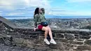 Selain liburan ke Inggris, Marissa Christina dan buah hatinya ini liburan ke Scotlandia. Menikmati indahnya pemandangan, buah hatinya ini pun sempat ingin merasakan kuliah di luar negeri. Lalu, Marissa Christina percaya bahwa buah hatinya ini mampu untuk berkuliah di Scotlandia. (Liputan6.com/IG/@marissachristinaofficial)