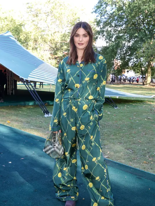 Aktris Rachel Weisz tampil menawan mengenakan dark green long-sleeved blouse dan trousers warna senada. [Dok/Burberry]