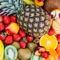 Jadikan buah-buahan sebagai camilan malam hari setelah tarawih. (Foto: Freepik)