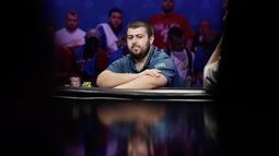 Scott Blumstein dari AS bersaing dalam ajang Kejuaraan Dunia Poker (World Series of Poker Main Event) di Las Vegas, Sabtu (22/7). Scott Blumstein berhasil menyingkirkan 7.221 pemain dalam turnamen poker tersebut. (AP Photo/John Locher)