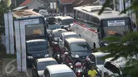 Sejumlah pengendara motor juga terjebak kemacetan di jalur lingkar Nagrek, Jawa Barat, Sabtu (2/7). Meningkatnya volume kendaraan menjadi penyebab kemacetan di jalur yang rutin dilintasi pemudik setiap tahun tersebut. (Liputan6.com/Immanuel Antonius)