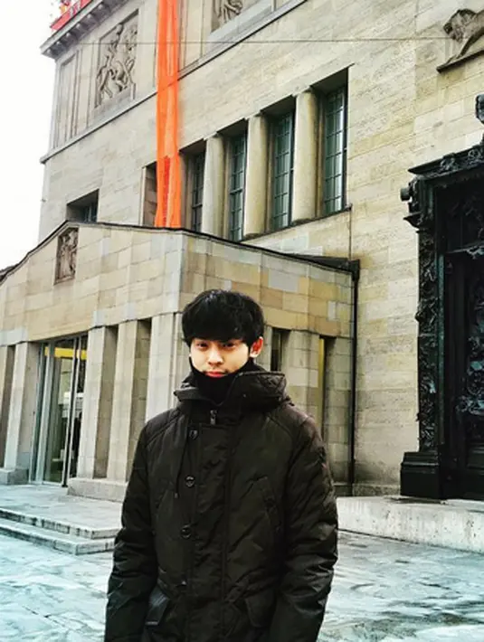 Pengajuan cuti oleh Jung ini menjadi bahan pertimbangan sang produser, sangat menghargai perasaan Jung, sang produser berjanji akan mendiskusikannya dengan yang lain. (Instagram/sun4finger)