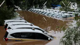 Kondisi dan suasana Pool Taksi Express di kawasan Tanah Kusir yang terendam banjir, Jakarta, Rabu (1/1/2020). Banjir akibat hujan deras yang mengguyur Jakarta dan sekitarnya sejak Selasa sore (31/12/2019) menyebabkan ratusan armada taksi terendam. (Liputan6.com/Johan Tallo)