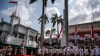 Para peserta memberi hormat saat reka ulang insiden Hotel Yamato atau Hotel Majapahit pada 19 September 1945, Surabaya, Minggu 22 September 2024. (JUNI KRISWANTO/AFP)