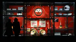 Sejumlah alat musik dipajang untuk pameran Pink Floyd di Roma, Italia (16/1). Sebanyak 350 obyek dan artefak akan ditampilkan, termasuk peralatan musik dan karya-karya seni untuk album maupun pentasnya. (AP Photo / Gregorio Borgia)