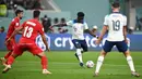 Bukayo Saka. Gelandang serang Arsenal berusia 21 tahun ini total mencetak 3 gol dan 1 assist dari 4 laga bagi Timnas Inggris pada ajang Piala Dunia 2022 yang menjadi Piala Dunia pertamanya. Dua dari tiga golnya dicetak ke gawang Iran pada laga pembuka Grup B yang berkesudahan 6-2 untuk kemenangan Three Lions. (AFP/Paul Ellis)