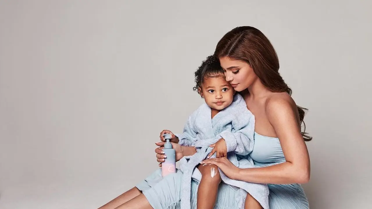 Pengumuman Resmi Kehamilan Kedua Kylie Jenner dengan Skincare Bayi yang Ramah Lingkungan