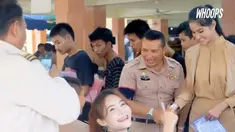 Saat mendaftar ia pun jadi pusat perhatian masyarakat sekitar.