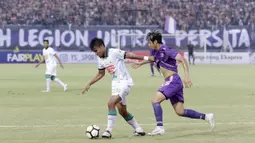 Pemain  PSS Sleman, Aditya Putra, menggiring bola saat melawan Persita Tangerang pada laga Liga 2 di Stadion Benteng Taruna, Tangerang, Jumat (26/10/2018). Kedua tim bermain imbang 1-1. (Bola.com/M Iqbal Ichsan)