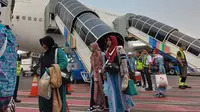 Jemaah haji embarkasi Surabaya tiba di Bandara Juanda. (Dian Kurniawan/Liputan6.com)