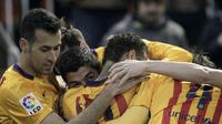 Para pemain Barcelona berpelukan setelah Luis Suarez mencetak gol ke gawang Valencia di Stadion Mestalla, Minggu (6/12/2015) dini hari WIB. (Reuters/Heino Kalis)