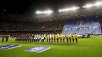 Warga Catalan mengibarkan bendera "Estelada" (bendera separatis Catalan) sebelum laga Liga Champions grup E antara Barcelona dan Bate Borisov di Stadion Camp Nou, Barcelona, Spain, Rabu (4/11/2015).  (REUTERS/Albert Gea)
