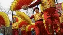 Sejumlah wanita lansia mengenakan kostum menari saat memeriahkan festival budaya perayaan Imlek di New York City (16/2). Mereka merayakan tahun baru Imlek atau Tahun Baru China 2569 yang jatuh pada 16 Februari 2018. (Drew Angerer/Getty Images/AFP)