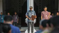 Penjabat (Pj) Gubernur Jawa Tengah, Nana Sudjana saat memimpin apel di halaman kantor Gubernur Jateng, pada Selasa, 16 April 2024.