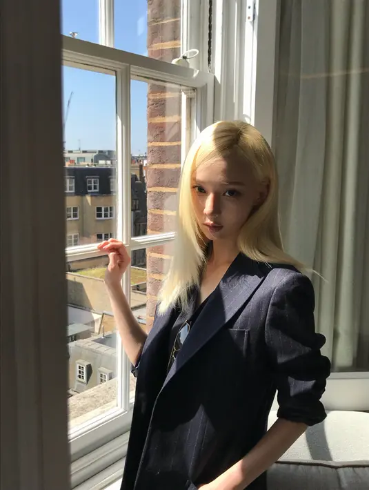 Kali ini Winter aespa tampil ala lady boss dengan tailored suit serba hitam [@imwinter]