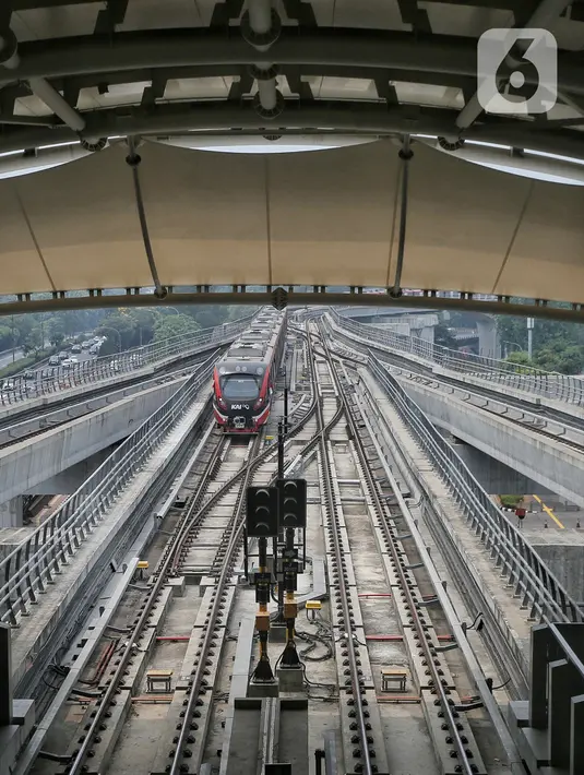 Light rail transit (LRT) Jabodebek akan resmi beroperasi mulai Senin (28/8). (Liputan6.com/Angga Yuniar)