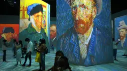 Pengunjung menjelajahi Beyond Van Gogh, pameran virtual lukisan Vincent Van Gogh di Lima, Peru, 4 Maret 2022. (AP Photo/Martin Mejia)