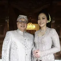 Maia Estianty dan suami kompak di saat Siraman 7 Bulanan Alyssa Daguise. [@maiaestiantyreal]