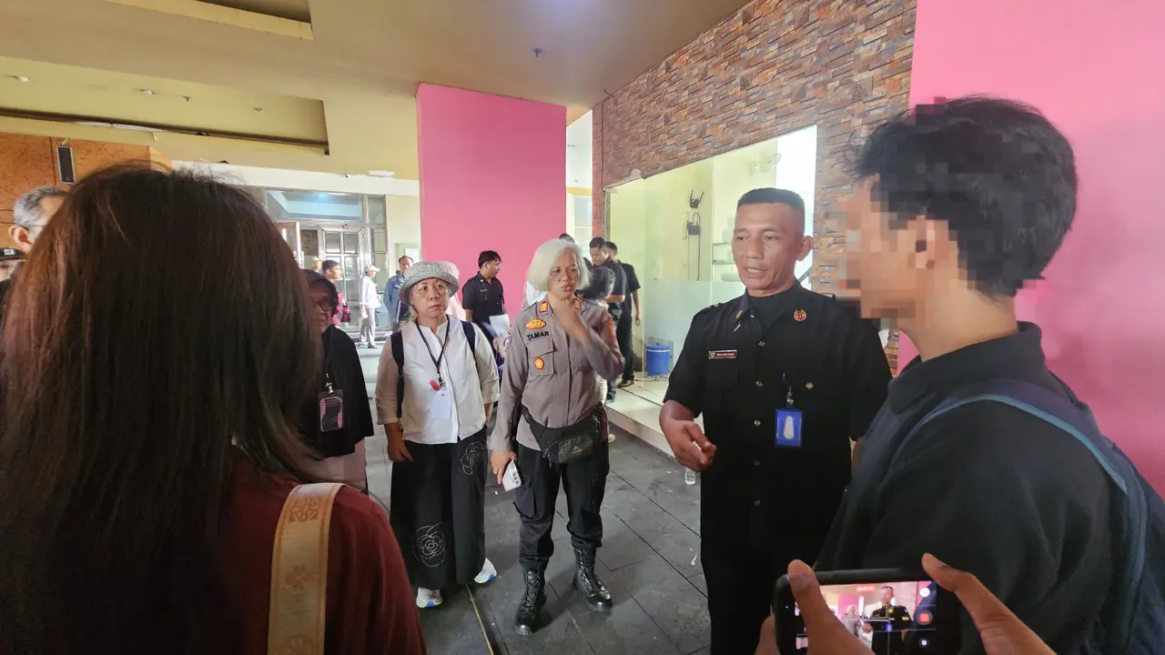 Aparat kepolisian dan petugas keamanan apartemen Saladin Mansion Depok saat mengamankan pasangan tidak sah yang kedapatan menyewa unit kamar.