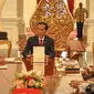 Sejumlah pengurus Persatuan Guru Republik Indonesia (PGRI) bertemu dengan Presiden Joko Widodo (Jokowi) di Istana Merdeka, Jakarta, Senin (6/5/2015). (Liputan6.com/Faizal Fanani)