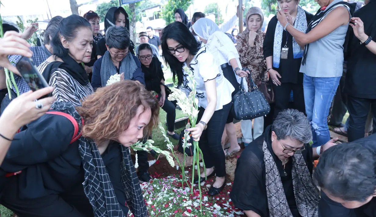 Sebagai sahabat yang telah lama bersamanya, Connie menyimpan banyak kenangan bersama almarhum. Yang hingga kini masih dalam ingatannya, bahwa dirinya akan diberikan lagu yang sangat spesial. (Adrian Putra/Bintang.com)