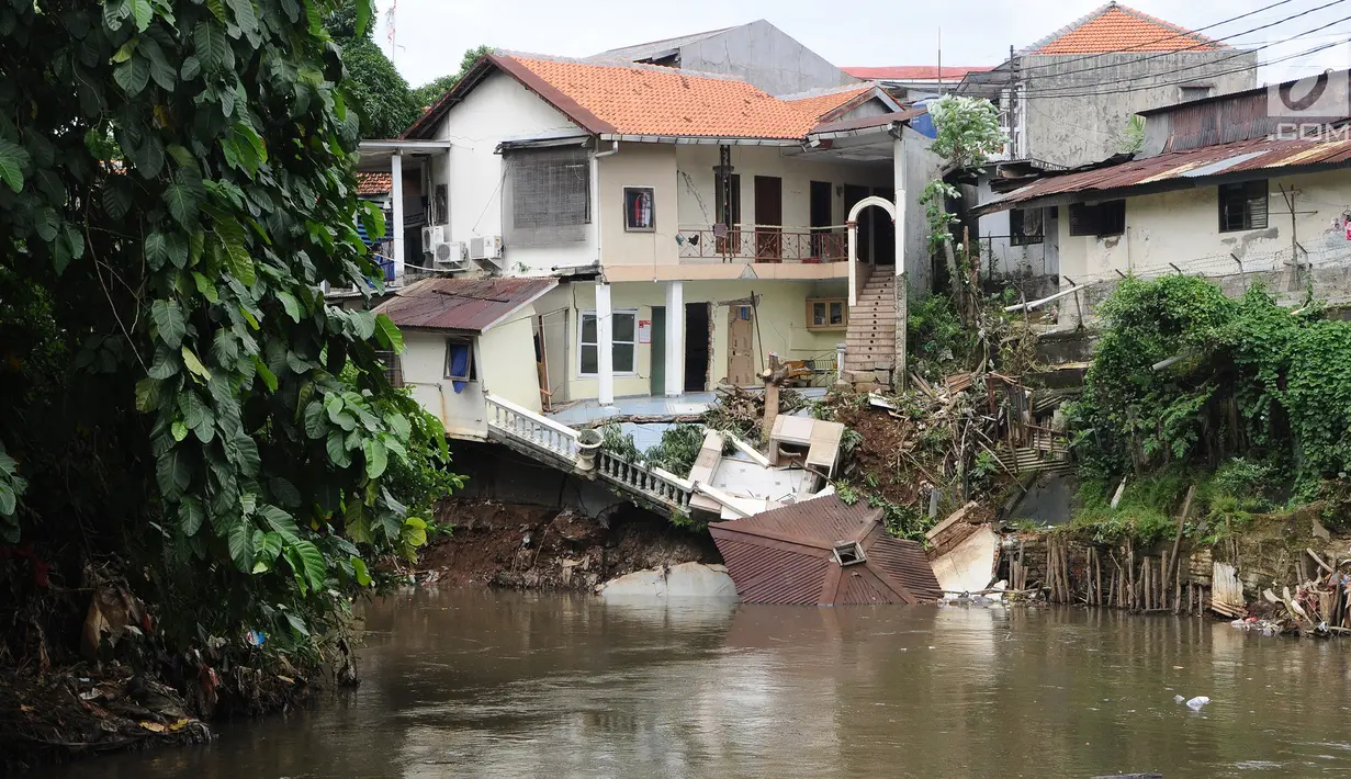 Kondisi bangunan rumah yang amblas akibat longsor di bantaran Kali Ciliwung, Kelurahan Bidara Cina, Jakarta Timur, Senin (19/3). Tak ada korban jiwa atau luka dalam musibah yang terjadi pada Minggu dini hari tersebut. (Liputan6.com/Herman Zakharia)