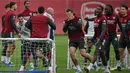 Tim racikan Mikel Arteta belum terkalahkan di Liga Champions musim 2025/2026 dan berpeluang mencetak rekor baru klub. Tampak dalam foto, manajer Arsenal asal Spanyol, Mikel Arteta (depan kiri), memantau sesi latihan tim di London Colney, utara London, pada Senin 4 Mei 2026. (Glyn KIRK/AFP)