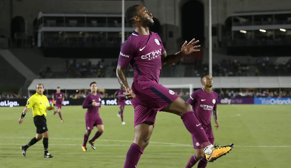 Gelandang Manchester City, Raheem Sterling, merayakan gol yang dicetaknya ke gawang Real Madrid pada laga ICC di Stadion Memorial Coliseum, California, Rabu (26/7/2017). Manchester City menang 4-1 atas Real Madrid. (EPA/Paul Buck)